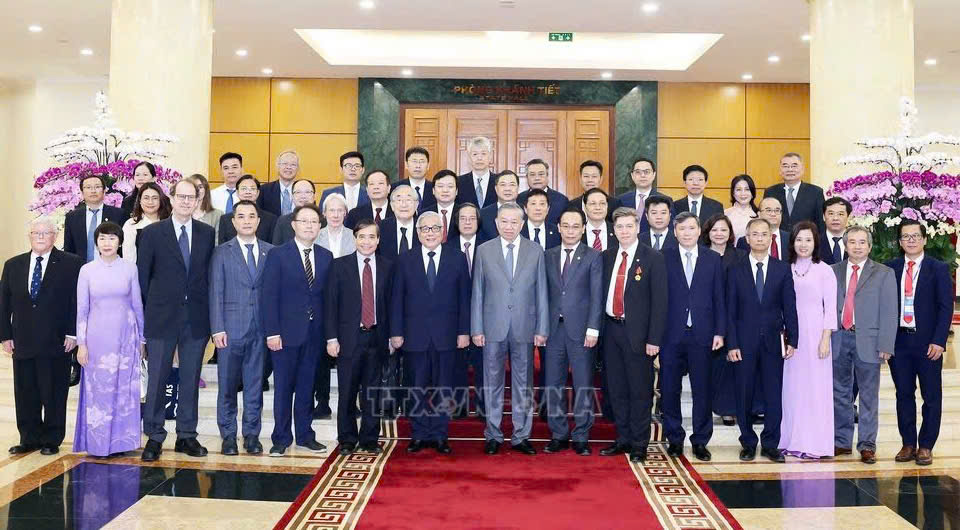 Tổng Bí thư Tô Lâm chụp ảnh lưu niệm cùng đại biểu tham dự Hội thảo quốc tế Việt Nam học lần thứ 7 tại trụ sở Trung ương Đảng